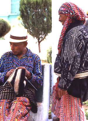 Männer stricken in Sololá ihre Taschen wie schon immer