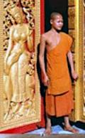 Der junge Mönch in Luang Prabang, Laos, sieht nicht den Goldwert der Tempeltür
