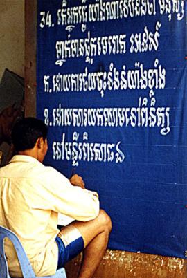 Ein Schildermaler geht in Kambodscha