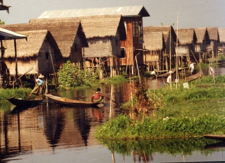 Häuser auf Stelzen und schwimmende Felder