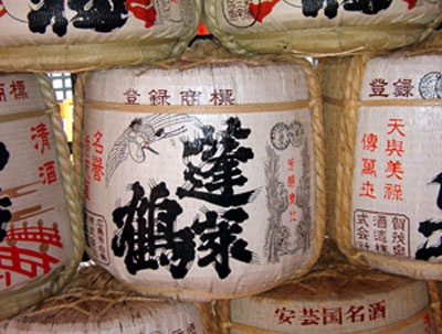 Eins von hundert Sakefässer lagern im Kloster von Nikko